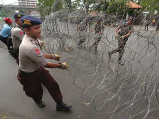 Полиция готовится к защите посольства США в Джакарте от нападения радикально настроенных мусульман