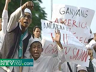 Исламские радикалы проводят акции протеста у посольства США в Джакарте