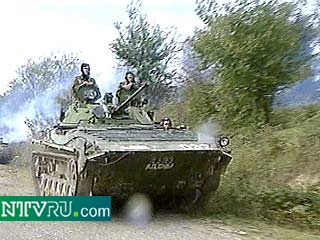 В связи с обострением обстановки в Абхазии и возможным переходом боевиков в Карачаево-Черкесию в республику введены дополнительные подразделения внутренних войск МВД РФ и более 50 единиц бронетехники