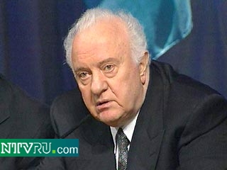 Президент Грузии Эдуард Шеварднадзе заявил, что "налаживание отношений между Грузией и Россией следует начать с разработки и подписания нового рамочного договора между двумя странами"