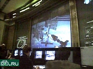 Члены первой экспедиции на Международную космическую станцию открыли переходные люки корабля "Союз" и перешли на борт модуля "Звезда"