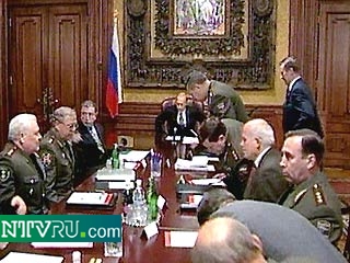 Подводя итоги сегодняшнему совещанию в Минобороны, президент России Владимир Путин заявил, что принято решение о выводе российского военного контингента с базы Камрань во Вьетнаме