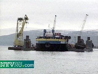 В акватории Кольского залива завершена работа по заводке первого понтона под систему баржа "Гигант-4" - АПЛ "Курск"
