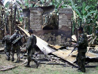 Филиппинские правительственные войска продолжают наступление в джунглях на террористов, прячущих здесь заложников