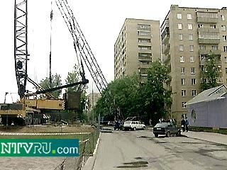 В Москве упал очередной башенный кран, пострадал один человек