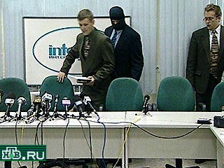 17 ноября 1998 года в пресс-центре "Интерфакса" офицеры ФСБ в масках разоблачали преступную деятельность своего ведомства. Из всех только Александр Литвиненко не прикрывал лицо