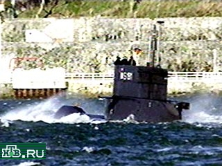 Германская подводная лодка появилась на боевом дежурстве у берегов Великобритании. Британским журналистам удалось запечатлеть ее на пленку. На полученном снимке хорошо виден германский флаг и номер лодки - S 191
