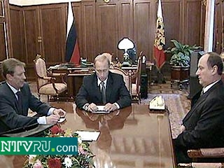 Директор ФСБ и министр обороны России беседуют с Владимиром Путиным