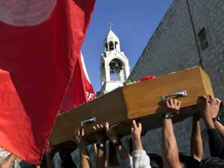 Похороны убитого палестинца-христианина возле базилики Рождества Христова в Вифлееме