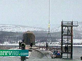 Следователи Генеральной прокуратуры России приступили к внешнему осмотру подводной лодки "Курск", в том числе верхней палубы, надстроек и ракетных шахт