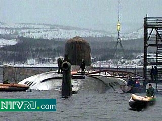 К 16:45 по московскому времени подлодка "Курск" поднялась из воды на 8,5 м - на уровень ватерлинии