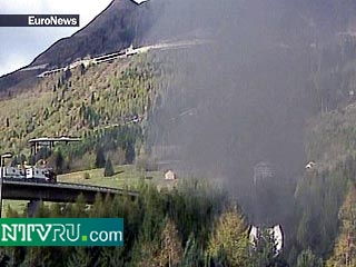 В альпийском туннеле Сен-Готар, соединяющем Швейцарию и Италию, сегодня примерно в 9:45 по местному времени произошла крупная катастрофа
