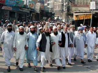 В Пакистане в первых рядах демонстрантов, протестующих против бомбардировок Афганистана, идут члены религиозных партий