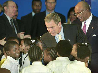Джордж Буш напоминает школьникам, что США борются "не с исламом, а с терроризмом"