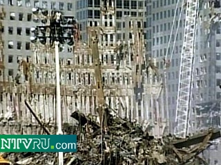 На месте развалин Всемирного торгового центра в Нью-Йорке продолжает гореть пожар, хотя после трагических событий 11 сентября прошло уже 45 дней