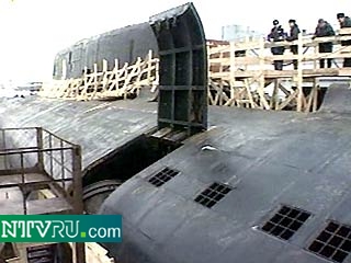 Из атомной подводной лодки "Курск" извлечено три из 22 крылатых ракет. Об этом сообщает НТВ. Выгруженные ракеты находились в шахтах левого борта атомохода