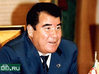 Сегодня президент Туркмении Сапармурат Ниязов в сопровождении членов кабинета министров республики, а также всех руководителей министерств и ведомств совершит пешую прогулку по "Дороге вождя"