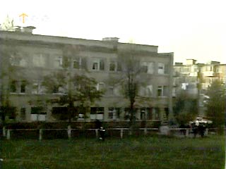 Сообщения о нейтрализации террориста, захватившего детскую поликлинику во Владикавказе, не подтвердились. По последним данным, которые передала телекомпания НТВ, преступник скрылся на белой "Волге"