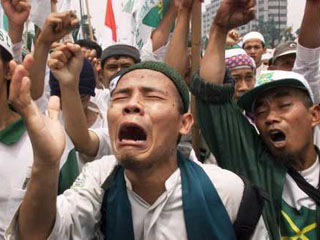 Активисты Фронта защитников ислама перед зданием парламента Индонезии