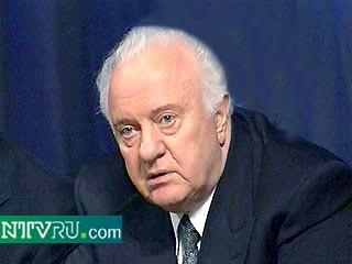 Президент Грузии Эдуард Шеварднадзе, выступая по национальному телевидению, заявил, что в сложившейся "тяжелой ситуации" он не намерен уходить в отставку
