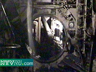Телекомпания НТВ показала уникальные кадры съемок, произведенных внутри подлодки "Курск". Военный оператор снял четвертый и седьмой отсеки погибшего атомохода