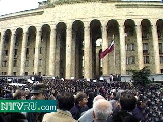 Активность митингующих в центре Тбилиси постепенно идет на спад