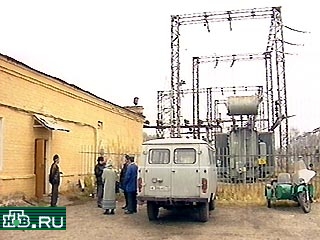В Ульяновской области - конфликт между местными властями и энергетиками фактически перерос в открытое противостояние. После очередного решения отключить потребителей от электричества были подняты по тревоге сотрудники милиции