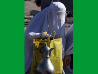 Женщина из кишлака Ходжа-Бахауддин с сумкой, полученной из американской гуманитарной помощи
