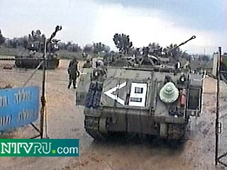Израильские солдаты и палестинцы ведут перестрелку в районе Кфар-Даром