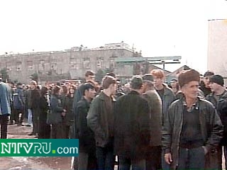 Студенты и преподаватели Грозненского университета во вторник с утра пикетируют въезд на территорию Дома правительства Чечни