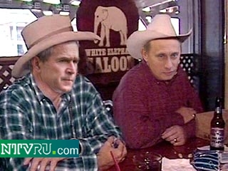 Джордж Буш обует Владимира Путина в ковбойские сапоги марки "Джастин Ропер"