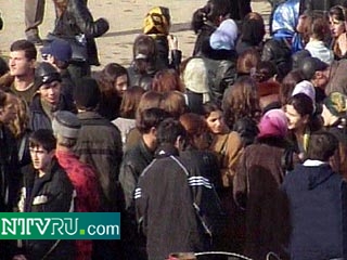 Студенты Чеченского университета опять вышли на митинг перед комплексом административных зданий в Грозном