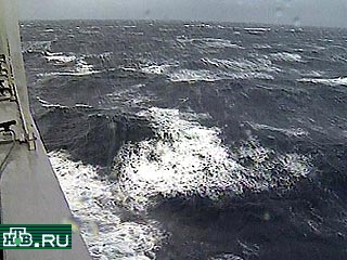 Все 25 членов экипажа грузового теплохода "Рязань" (порт приписки Владивосток), терпящего бедствие в штормовом Беринговом море, теперь находятся вне опасности