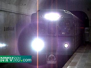 В Москве женщина упала под поезд метро