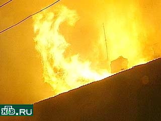 В городе Салават, в Башкирии, в насосном цехе одного из предприятий на установке этилбензола сегодня ночью произошел взрыв газовоздушной смеси с последующим возгоранием