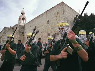 Отряд вооруженных палестинцев на фоне базилики Рождества Христова в Вифлееме