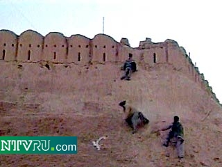 Бунт иностранных наемников в крепости близ афганского города Мазари-Шариф до сих пор не подавлен