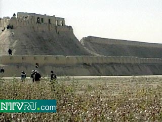 Пленные талибы под городом Мазари-Шариф до сих пор удерживают одну из построек тюрьмы и не сдаются войскам Северного альянса