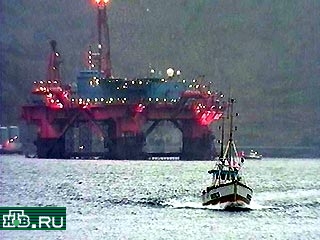Как сообщил корреспондент НТВ из Норвегии, около семи часов вечера плавучая платформа "Регалия" прибыла в норвежский порт