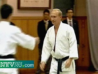На обложке календаря Путин в кимоно