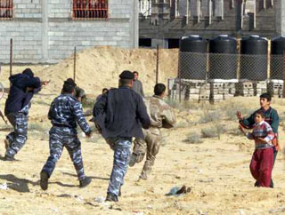 Полиция отгоняет от дома шейха Ясина сторонников ХАМАС