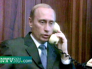 Владимир Путин говорит по телефону с Джорджем Бушем