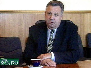 Виктору Ишаеву 52 года, он был назначен главой администрации в Хабаровске еще 9 лет назад Борисом Ельциным. В 1996 году его избрали губернатором. Ишаев также входит в число 9 губернаторов, назначенных президентом Владимиром Путиным в президиум Госсовета Р