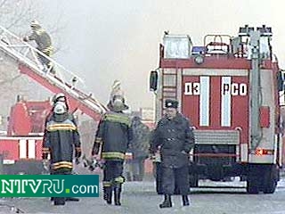 Сильный пожар возник в воскресенье в центре Москвы на Новослободской улице в доме N 24