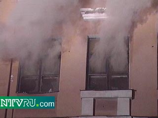 Ликвидирован сильный пожар в 2-этажном административном здании старой постройки расположенном в центре Москвы на улице Новослободская