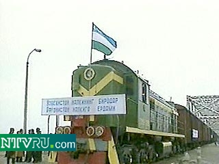 Первый поезд пересек мост, соединяющий Узбекистан с Афганистаном