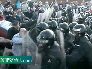 В Северной Ирландии католики забросали полицейских камнями