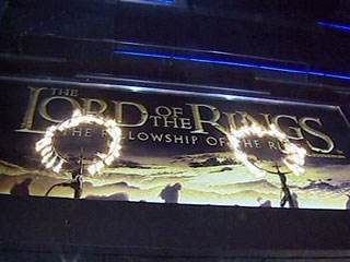 Тысячи поклонников творчества знаменитого британского писателя Толкиена собрались накануне поздно вечером Лестер-сквер в центре Лондона. Там состоялась премьера фильма "Братство колец"
