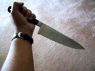 Две девушки, угрожая ножом, отобрали у москвички шубу