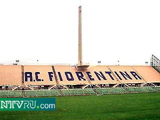 Фанаты "Фиорентины" оккупировали штаб-квартиру клуба, требуя отставки его владельца.